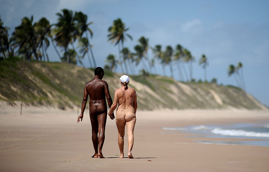 Praia de nudismo em Massarandupió, na Bahia; iraquianos que acessam o Google em árabe buscam por essa atração turística no Brasil