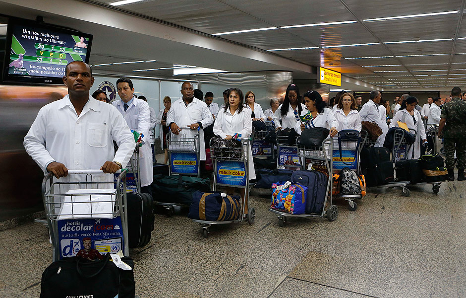 Médicos cubanos ao desembarcarem no aeroporto internacional de São Paulo, em novembro de 2013