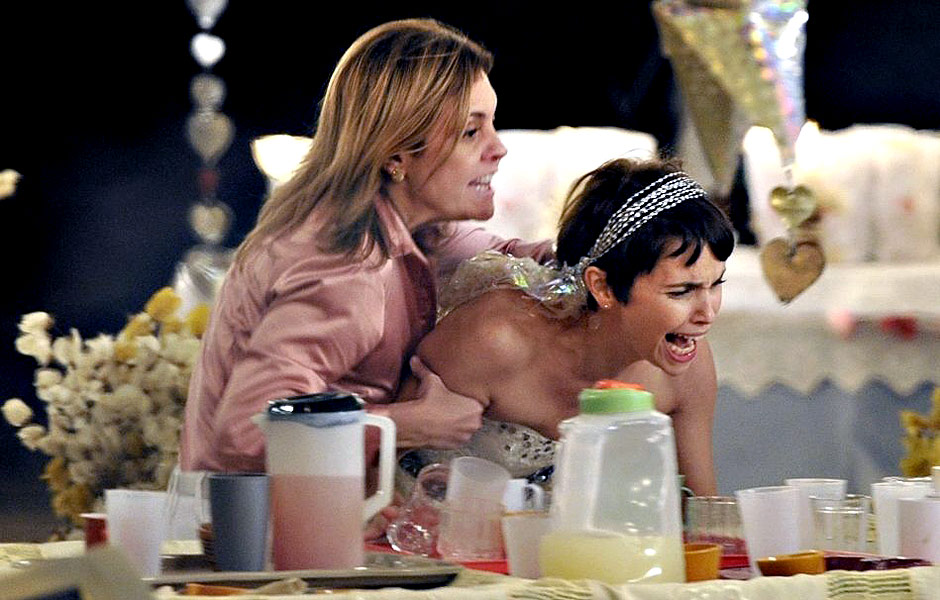Adriana Esteves ( esquerda) como Carminha e Dbora Falabella como Nina em cena da novela "Avenida Brasil", da Globo