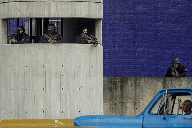 Membros da Polcia Cientfica da Venezuela fazem patrulha enquanto passa funeral em Caracas
