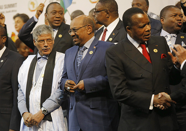 al-Bashir (ao centro, de azul) posa para fotografias com os outros participantes da cpula, mesmo com ordem de deteno
