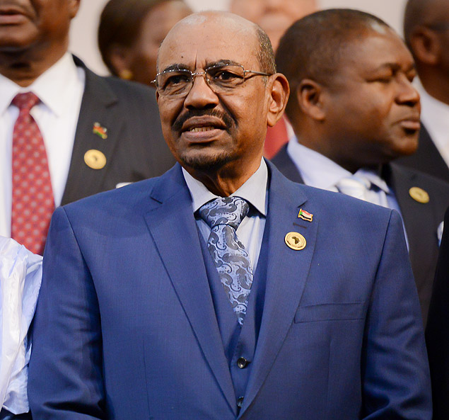 O ditador do Sudo, Omar al-Bashir,  acusado de genocdio e crimes contra a humanidade