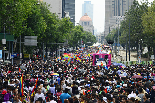 Multido participa de parada gay no Mxico; Supremo aprova caso a caso o casamento gay no pas