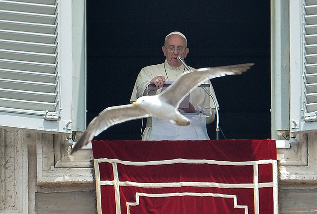Gaivota voa durante orao do Angelus celebrada pelo papa Francisco no Vaticano