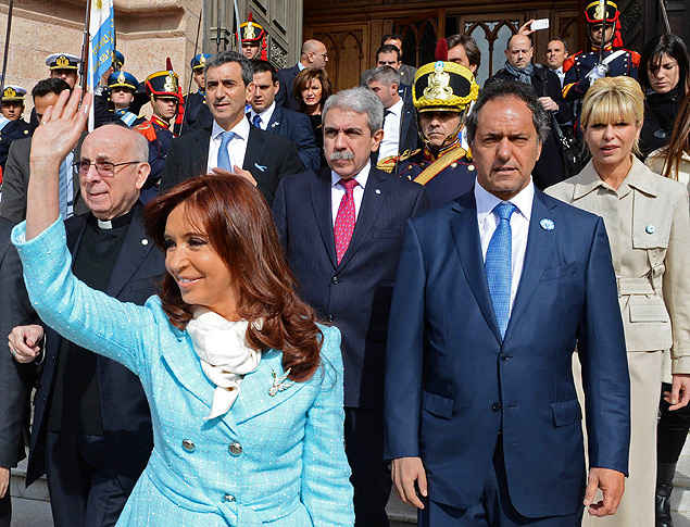 Cristina acena em evento pblico;  direita, o candidato governista, Daniel Scioli