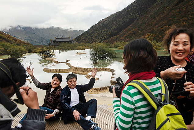  FILE-- Tourists at the mineral pools of Huanglong Park in Sichuan Province, China, Sept. 21, 2013. Chinese officials and an American research center announced on June 8, 2015, a plan to undertake trial national park projects in nine provinces over the next three years. (Gilles Sabrie/The New York Times) - XNYT18 