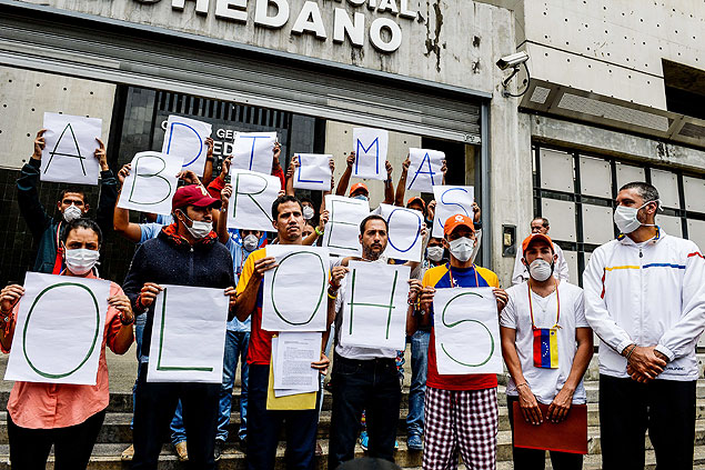 Representantes do VP em greve de fome exibem placas dizendo "Dilma abra os olhos"