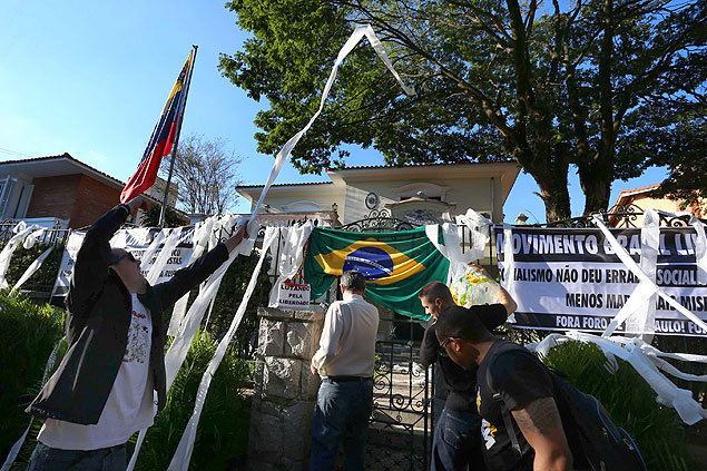Integrantes do Movimento Brasil Livre jogam papel higinico no consulado venezuelano, localizado nos Jardins, em So Paulo (SP), durante protesto contra o presidente da Venezuela, Nicols Maduro