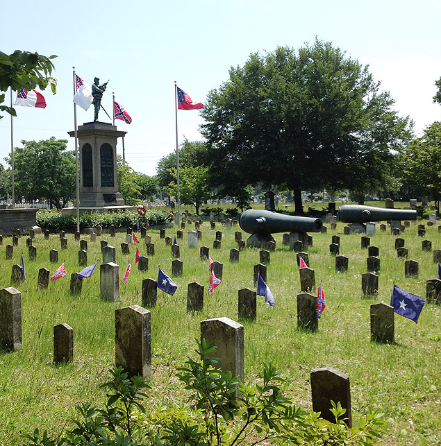 Bandeiras da Confederacao do Sul dos EUA no cemiterio Magnolia, em Charleston, na Carolina do Sul 