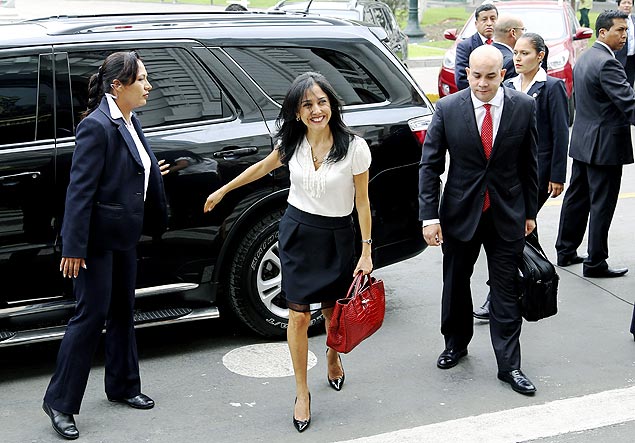 A primeira-dama do Peru, Nadine Heredia, ao chegar ao Congresso para prestar esclarecimentos