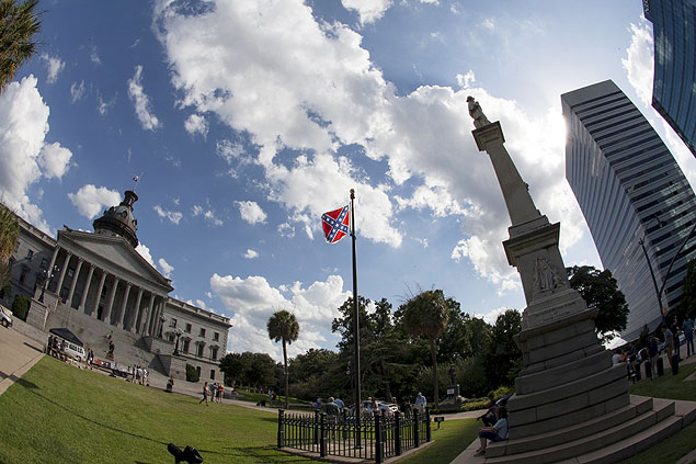 A bandeira dos Estados Confederados em frente  Assembleia da Carolina do Sul, em Columbia