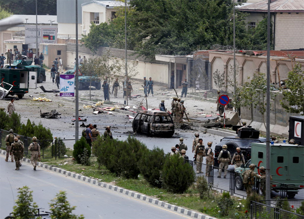 Foras de segurana afegs trabalham aps ataque de insurgentes talebans contra o Parlamento do pas, em Cabul; 7 terroristas foram mortos 