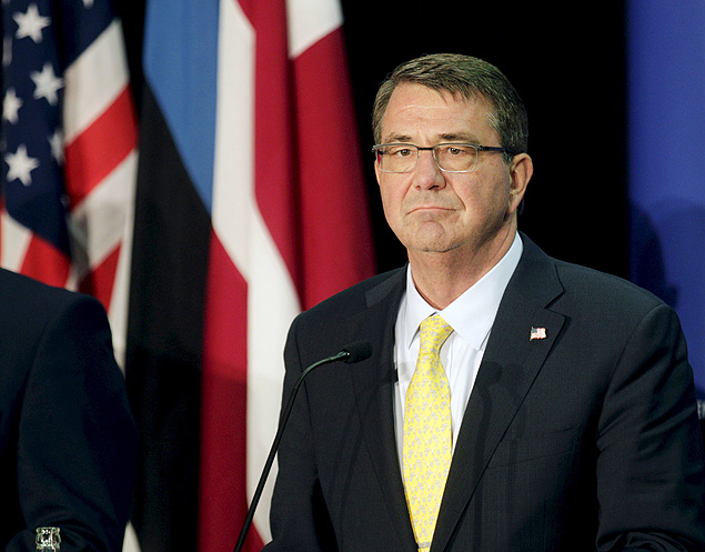 U.S. Secretary of Defense Ash Carter listens during a news conference in Tallinn, Estonia, June 23, 2015. The United States will pre-position tanks, artillery and other military equipment in eastern and central Europe, Carter announced on Tuesday, moving to reassure NATO allies unnerved by Russia's intervention in Ukraine. REUTERS/Stringer ORG XMIT: INK02