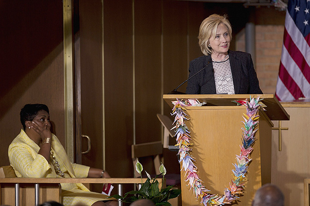 Pastora Traci Blackmon (esq.) ouve discurso de pr-candidata democrata Hillary Clinton no Missouri