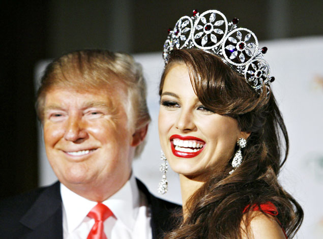 Miss Universe 2009 Stefania Fernandez, da Venezuela, sorri ao lado de Donald Trump