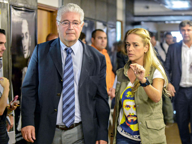 Senador brasileiro Roberto Requio (esq.) caminha ao lado de Lilian Tintori, mulher de Leopoldo Lpez