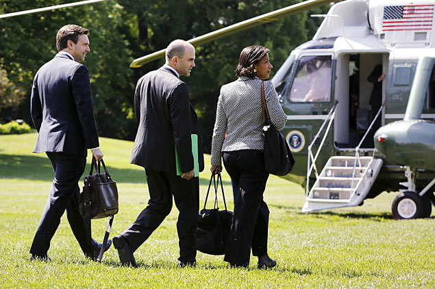 O assessor de segurana nacional Ben Rhodes (centro), ao lado do porta-voz da Casa Branca, Josh Earnest, e da ex-embaixadora na ONU Susan Rice 