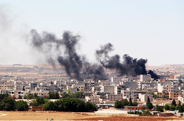 Fuma�a sobe na cidade de Kobani ap�s ataque da fac��o radical Estado Isl�mico