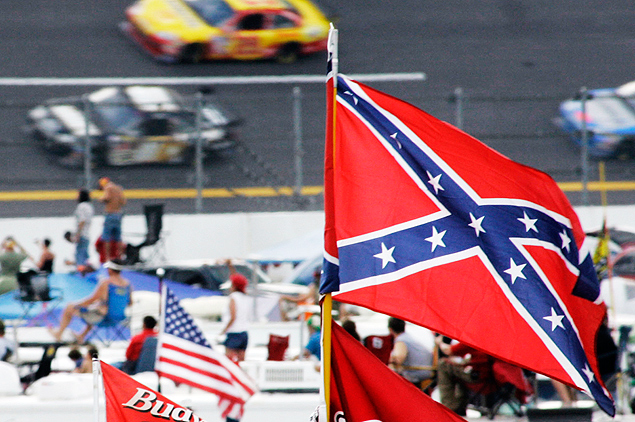 A bandeira confederada é um símbolo importante para muitos fãs da NASCAR