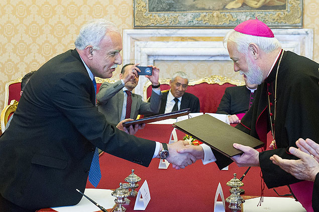 O ministro das Relaes Exteriores da Palestina, Riad al-Malki, e o chanceler do Vaticano, Paul Gallagher, se cumprimentam na assinatura do acordo