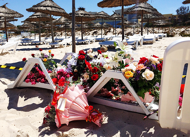 Flores deixadas diante do local do atentado em Sousse, na Tunísia