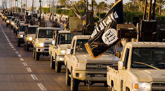 Membros do Estado Islâmico, ocupam ruas da cidade de Sirte, na Líbia