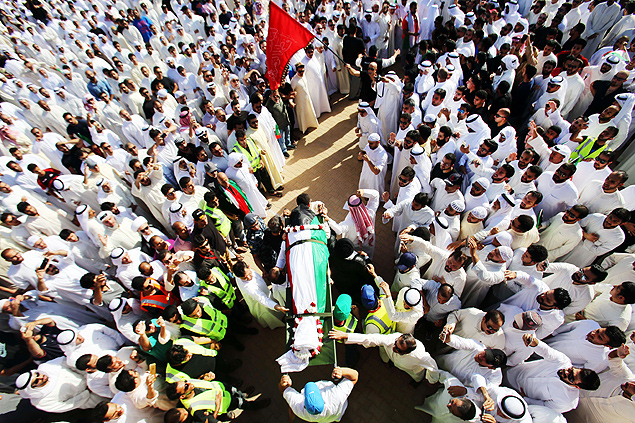 Funeral em massa dos 27 mortos no atentado de sexta-feira (26) na capital do Kuait 