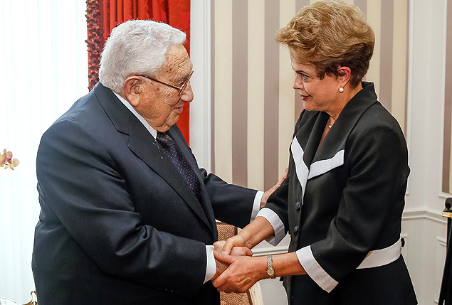 A presidente Dilma (à dir.) cumprimenta o ex-diplomata americano Henry Kissinger em Nova York