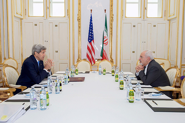 O secretrio de Estado dos EUA, John Kerry, e o chanceler iraniano, Javad Zarif, reunidos em Viena nesta tera (30) 