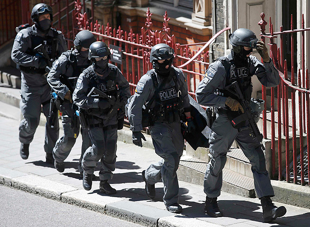 London Metropolitan Police take part in Exercise Strong Tower, removing actors as casualties from the scene of a mock terror attack at a disused underground station in central London, Britain June 30, 2015. London police held their biggest-ever terrorism drill on Tuesday, pitting the emergency services against a group of marauding attackers, nearly 10 years since four young British Islamists killed 52 people in suicide bombings on London's transport network in July 2005. REUTERS/Peter Nicholls ORG XMIT: PBN118