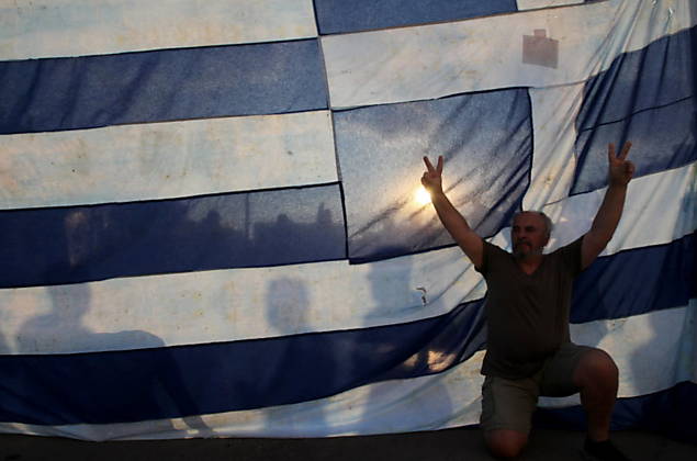 Em Atenas, grego participa de ato convocado pelo Syriza contra medidas de austeridade
