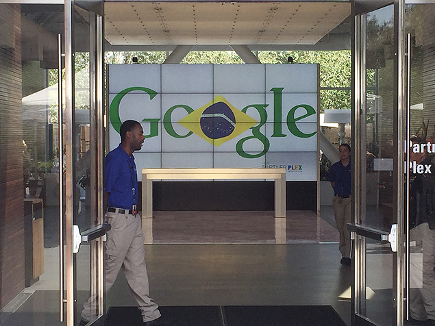 Google homenageia a presidente Dilma Rousseff com a bandeira do Brasil no painel de entrada da sede