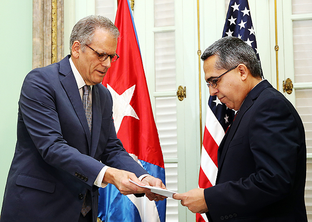Jeffrey DeLaurentis entrega ao chanceler interino cubano, Marcelino Medina, o pedido de reabertura