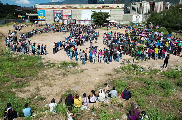 Venezuelanos fazem fila para entrar em supermercado na capital, Caracas