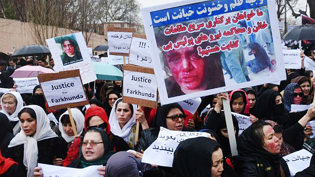 Mulheres afegs fizeram protesto em frente ao tribunal 