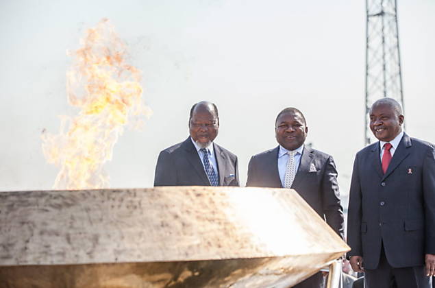 Joaquim Chissano (esq.), o presidente Filipe Nyusi (centro) e o ex-presidente Armando Guebuza celebram 40 anos da independncia de Moambique, em Maputo