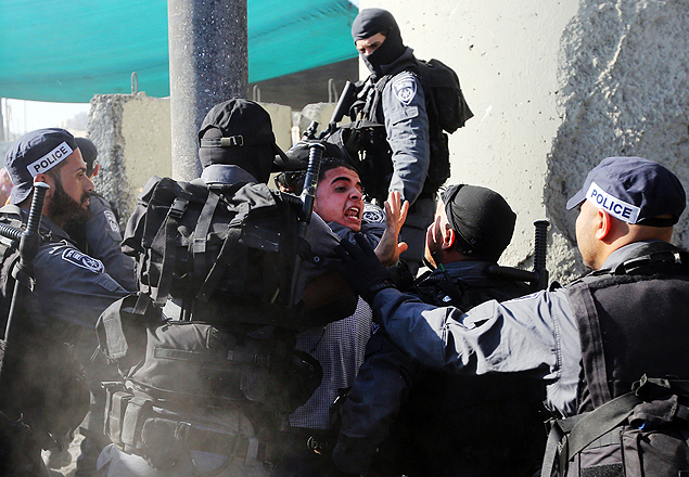 Palestino  detido por foras de segurana israelenses em posto de controle na Cisjordnia