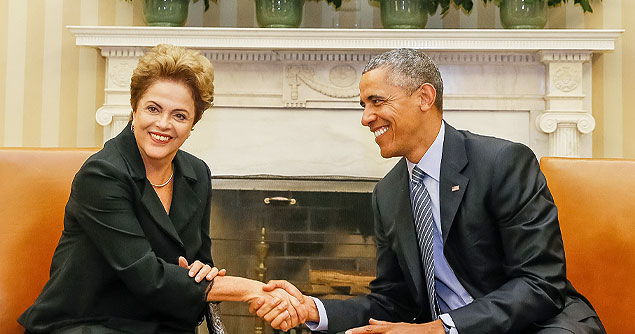 A presidente Dilma Rousseff cumprimenta Barack Obama durante visitas ao EUA em 2012 e em 2015