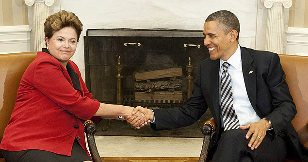 ORG XMIT: BNA02 BNA02 WASHINGTON (EE.UU), 09/04/2012.- El presidente estadounidense Barack Obama (d) conversa con su homóloga brasileña Dilma Rousseff (i) durante un encuentro en el despacho Oval de la Casa Blanca en Washington, EE.UU hoy 9 de abril de 2012. Obama y Dilma Rousseff revisarán una amplia agenda bilateral con especial atención en la cooperación en comercio, energía y educación. EFE/Kevin Dietsch ****POOL***