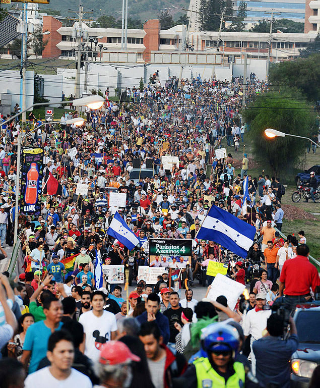 Cerca de cem mil pessoas foram s ruas de Honduras para protestar contra o presidente do pas, Juan Orlando Hernndez