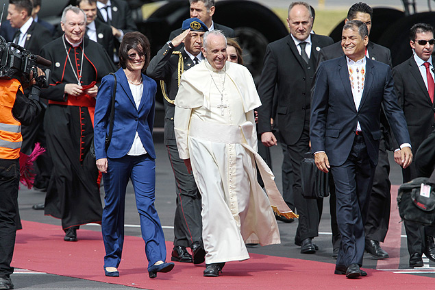 Francisco  recebido em Quito pelo presidente, Rafael Correa, e pela primeira-dama, Anna Malherber