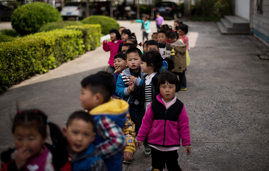 Crianas em escola de Rudong, na provncia chinesa de Jiangsu; migrao no pas deixa milhes de crianas para trs