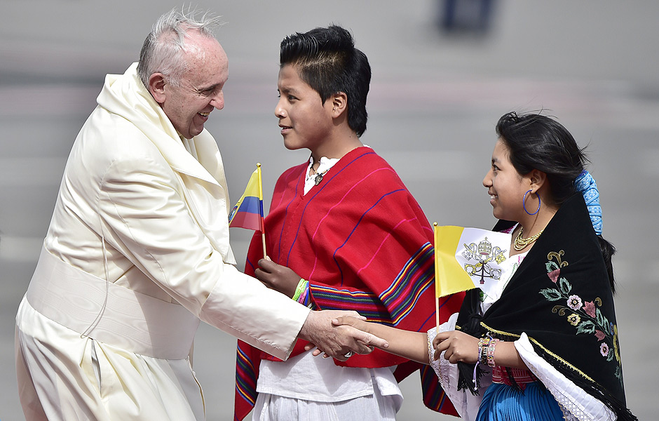Papa Francisco  recepcionado por jovens ao chegar ao aeroporto internacional Mariscal Sucre, em Quito (Equador)