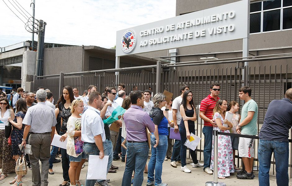 Brasileiros fazem fila em frente ao Consulado Geral dos Estados Unidos, em So Paulo, para entrevista de visto em 2012 