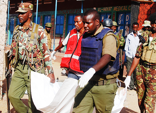 Policiais quenianos carregam corpo de vtima de ataque de radicais na cidade de Mandera