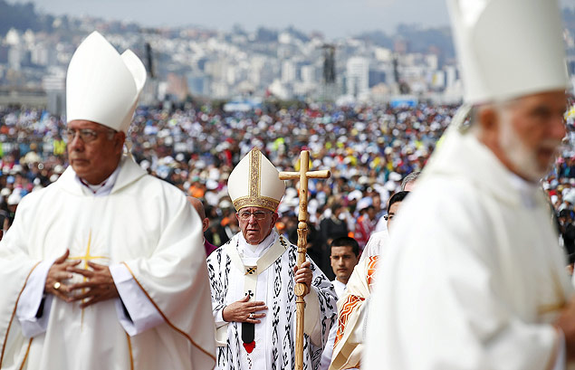 O papa Francisco (centro) chega ao parque Bicentenrio, em Quito (Equador), para celebrar missa 