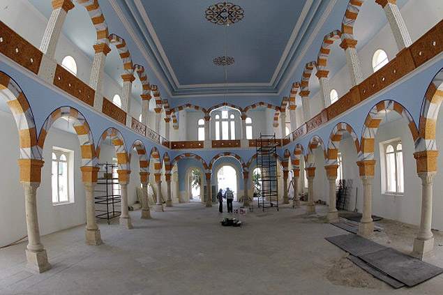 Interior da sinagoga Maghen Abraham, a nica de Beirute, durante sua restaurao, em 2010 