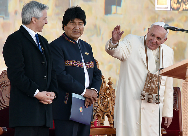 O papa Francisco acena em La Paz, ao lado do presidente boliviano, Evo Morales, e de seu vice, Álvaro García Linera (esq.) 