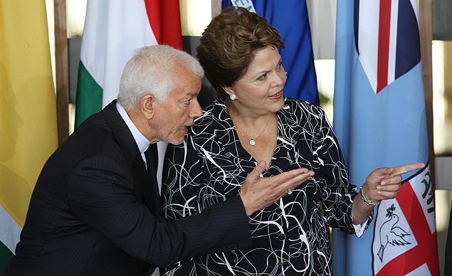Dilma Rousseff e o embaixador do Irã, Mohammad Ali Ghanezadeh, na entrega de credenciais em 2012
