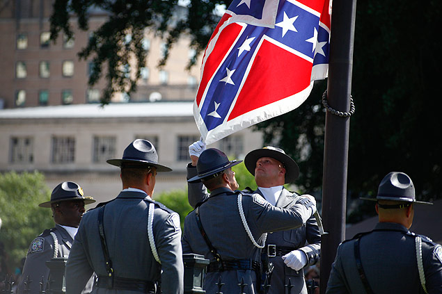 Polcia da Carolina do Sul remove a bandeira confederada do ptio da sede do governo estadual
